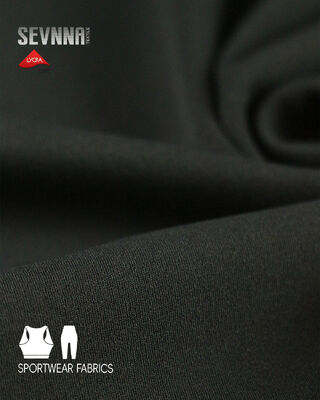 ผ้าไลคร่าแบบยืด มีคุณสมบัติยืดหยุ่นได้ดีเยี่ยมและระบายความชื้น เหมาะสำหรับชุดโยคะ ชุดออกกำลังกาย และชุดกีฬา